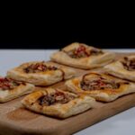 فطائر البف باستري باللحم الذهبية الشهية جاهزة للتقديم