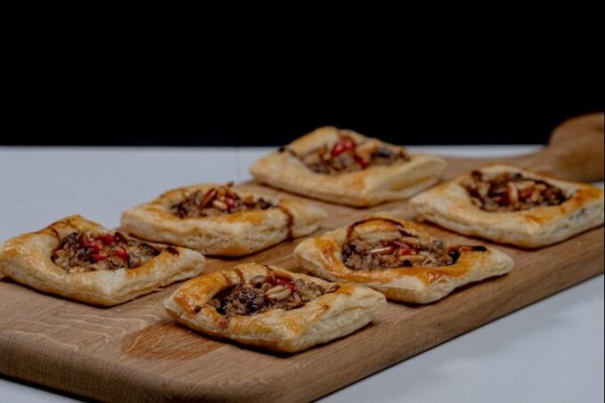 فطائر البف باستري باللحم الذهبية الشهية جاهزة للتقديم